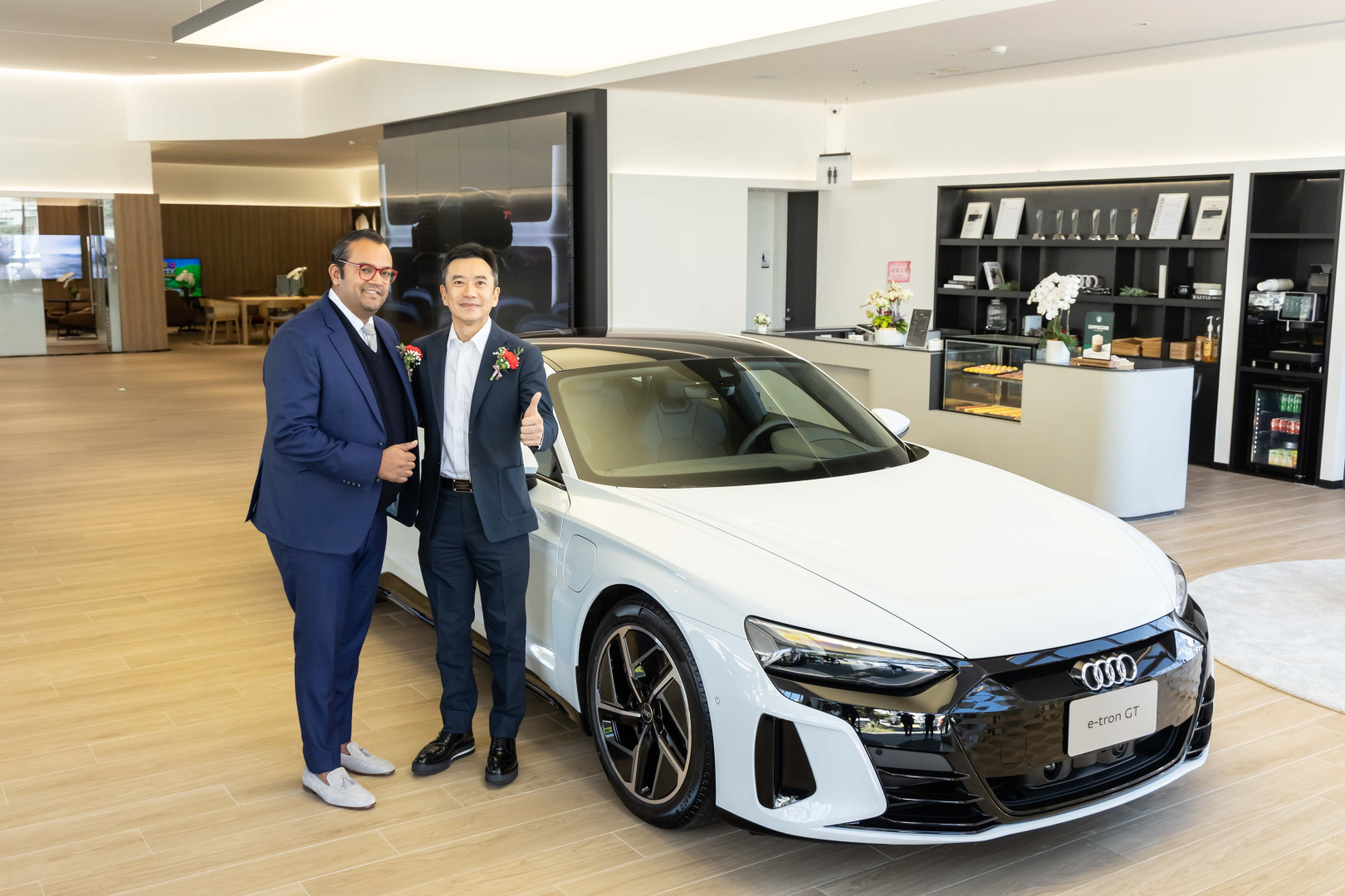 SMALL_左起_台灣福斯集團暨台灣奧迪總裁安薩瑞 Rahil Ansari、奧迪北區執行長郭大為